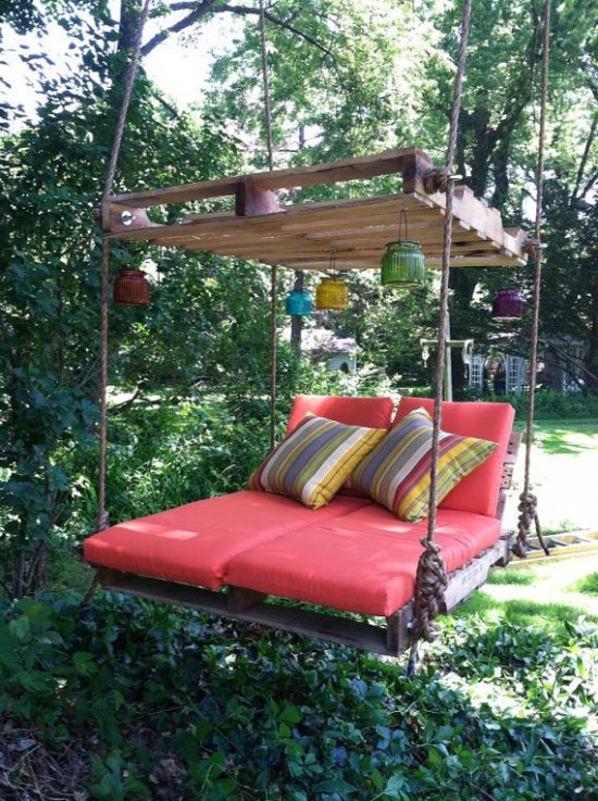 DIY Pallet Swing Bed-Upcycle Pallets into a fabulous Swing Bed.