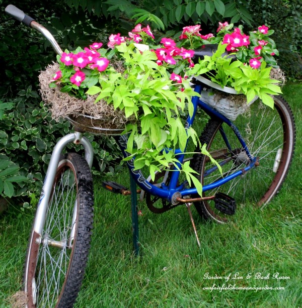 20 Fabulous Art DIY Garden Projects for This Spring - DIY Bicycle Planter tutorial