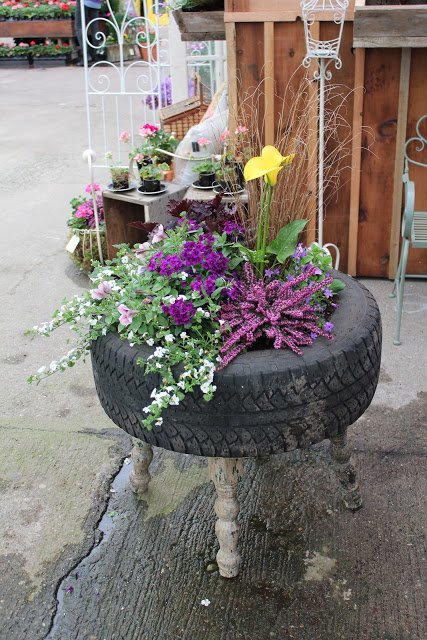 20 Fabulous Art DIY Garden Projects for This Spring - Flower tire planter