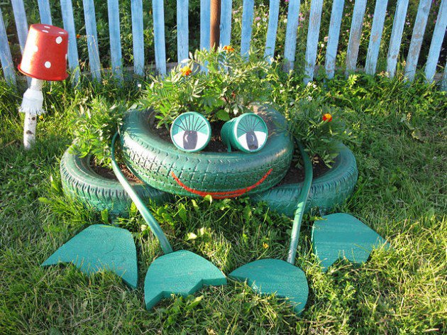 20 Fabulous Art DIY Garden Projects for This Spring - frog tire garden art