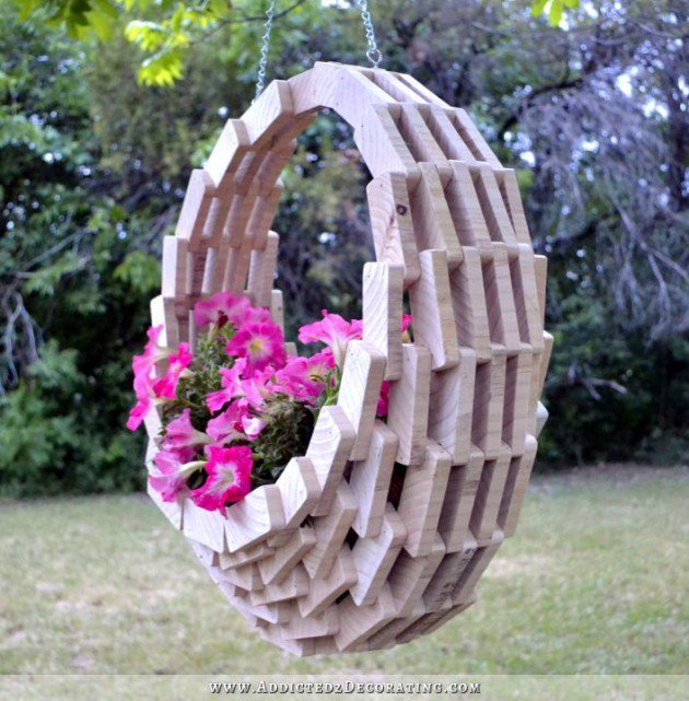 20 Fabulous Art DIY Garden Projects for This Spring - wooden basket planter