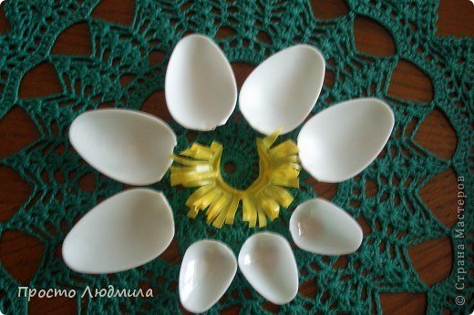 DIY-Plastic-Spoon-Waterlily-Flower