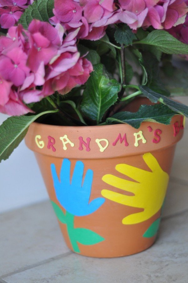 Hand & Footprint Art DIY Ideas and Projects - handprinted Flower Pot DIY tutorial