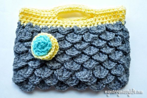 Crochet crocodile stitch clutch purse free pattern