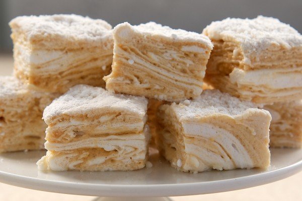 How to Make Homemade Marshmallows- Salted Caramel Swirl marshmallow diy recipe and tutorial