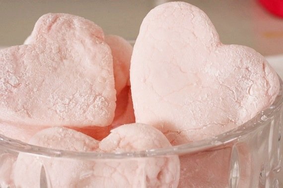 How to Make Homemade Marshmallows - pink raspberry marshmallow diy recipe and tutorial