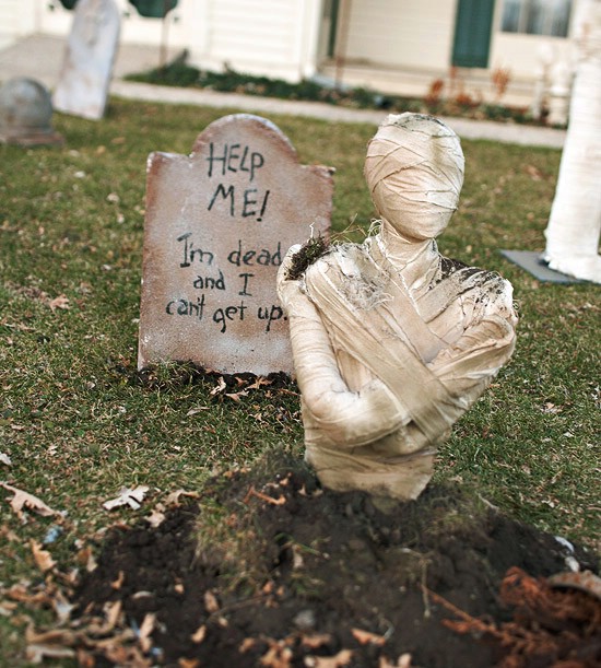 DIY Graveyard on your lawn-40+ Easy to DIY Halloween Decorating Ideas