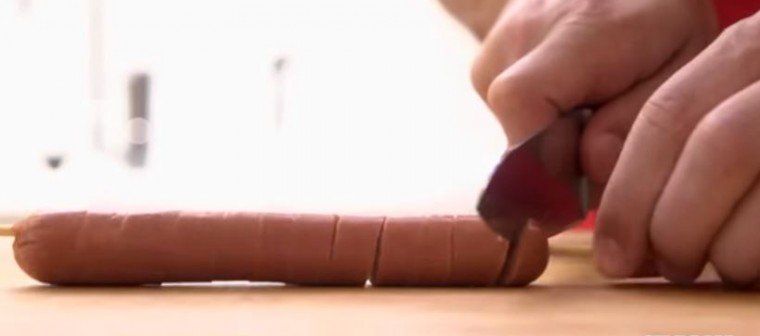 He Skewers A Hot Dog Before Grilling. You’ll Never Guess Why! 