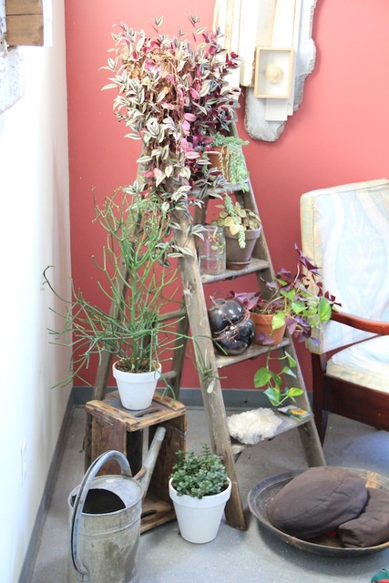 20 Creative Ways to Use Ladders for Vintage Home Decorating