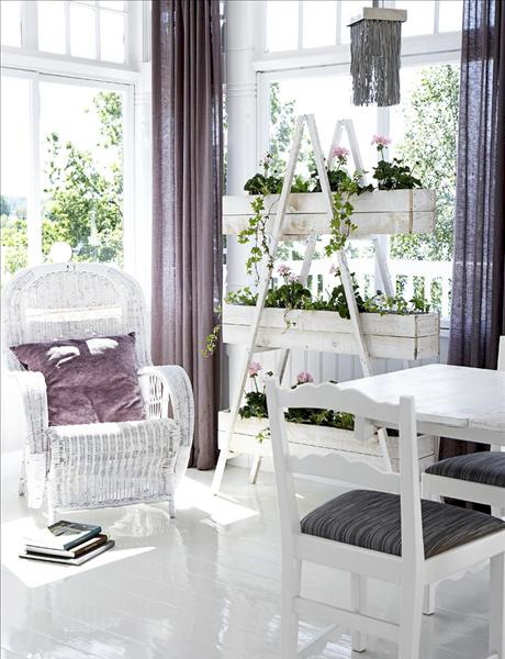 20 Creative Ways to Use Ladders for Vintage Home Decorating