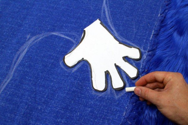 He Pressed Hands On Fuzzy Blue Fur To Make One INCREDIBLE Gift - Cookie Monster blanket tutorial