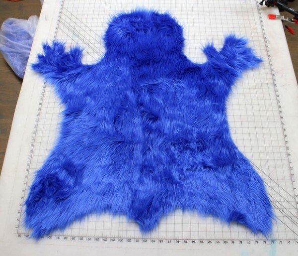 He Pressed Hands On Fuzzy Blue Fur To Make One INCREDIBLE Gift - Cookie Monster blanket tutorial