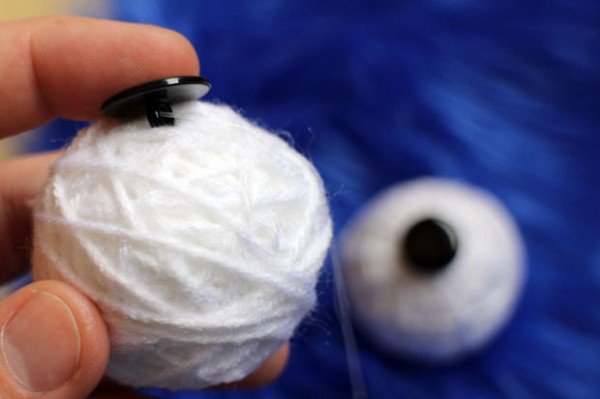 He Pressed Hands On Fuzzy Blue Fur To Make One INCREDIBLE Gift - Cookie Monster blanket tutorial