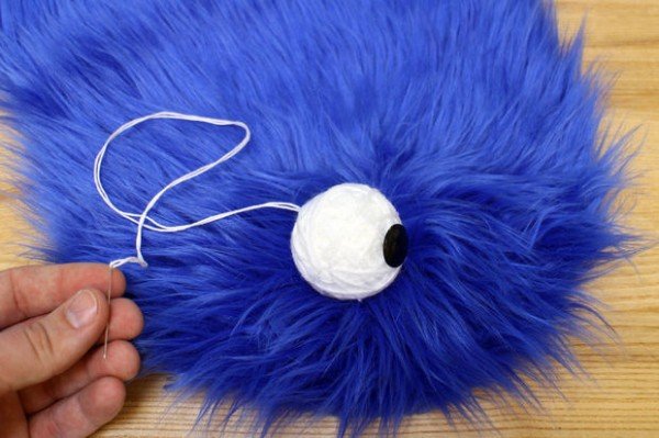 He Pressed Hands On Fuzzy Blue Fur To Make One INCREDIBLE Gift - Cookie Monster blanket tutorial