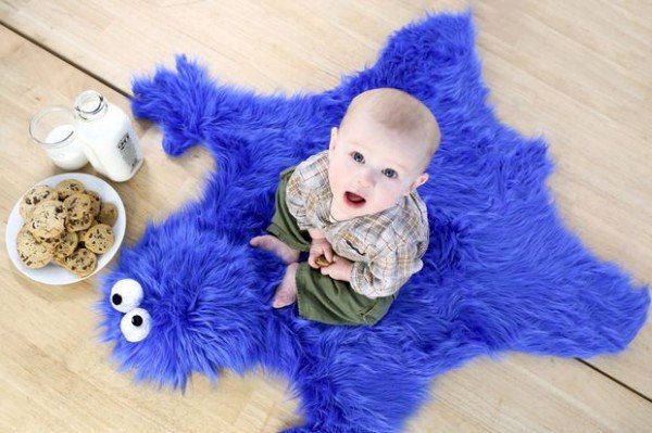 He Pressed Hands On Fuzzy Blue Fur To Make One INCREDIBLE Gift - Cookie Monster blanket tutorial