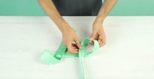 Here's How To Tie A Tie In Less Than 10 Seconds