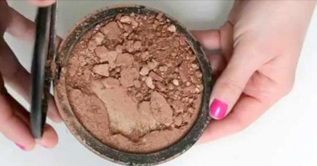 She Fixes Her Broken Powder With One Simple Trick.