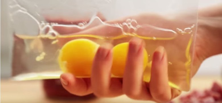 She Puts 2 Eggs in a Ziploc Bag and Shows A Unique Way To Cook Breakfast