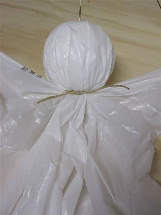 12 DIY Scary Trash Bag Halloween Decorations- Flying Trash Bag Ghost