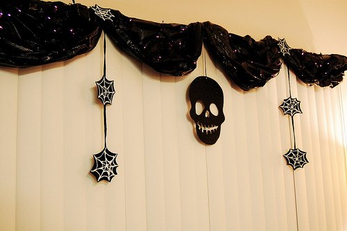 12 DIY Scary Trash Bag Halloween Decorations-Trash Bag Garland