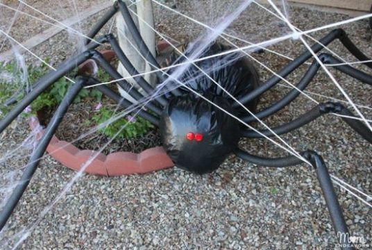 12 DIY Scary Trash Bag Halloween Decorations-Giant Trash Bag Spider