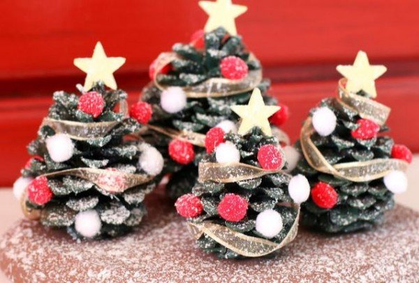 How to DIY Pine Cone Christmas Trees