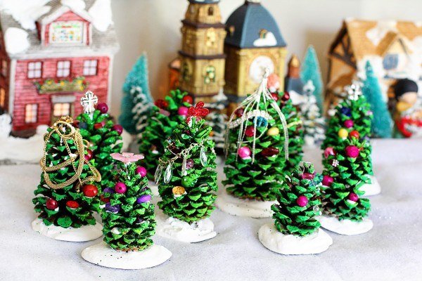 How to DIY Pine Cone Christmas Trees