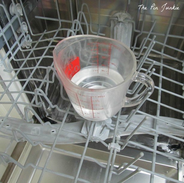 16 DIY Cleaning Hacks - How to Disinfect and clean your dishwasher