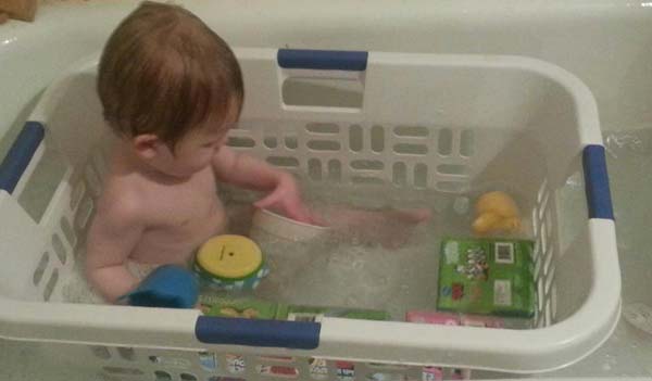 20+ Genius Parenting Hacks That Make Parenting So Much Easier--Prevent Your Child’s Toys From Floating Away In the Bathtub