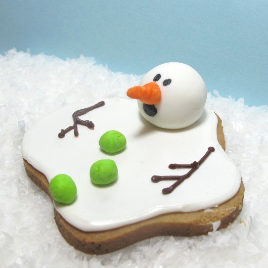 20+ Super Cute Christmas Treats DIY Ideas For This Holiday - Melting Snowman Cookies Tutorial