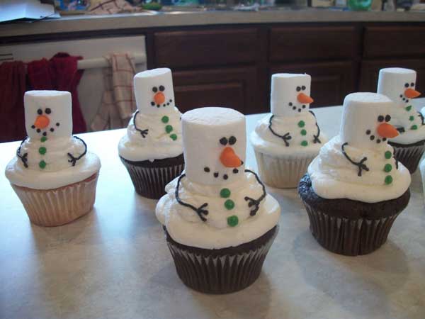 20+ Super Cute Christmas Treats DIY Ideas For This Holiday - Marshmallow Snowman Cupcakes Tutorial