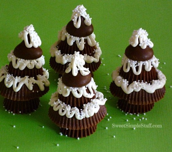 20+ Super Cute Christmas Treats DIY Ideas For This Holiday - Peanut Butter Cup Christmas Trees Tutorial