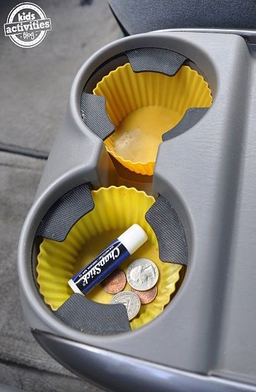 12 Brilliant Hacks To Keep Your Car Organized and Clean-Put silicone muffin liners in your cupholders.