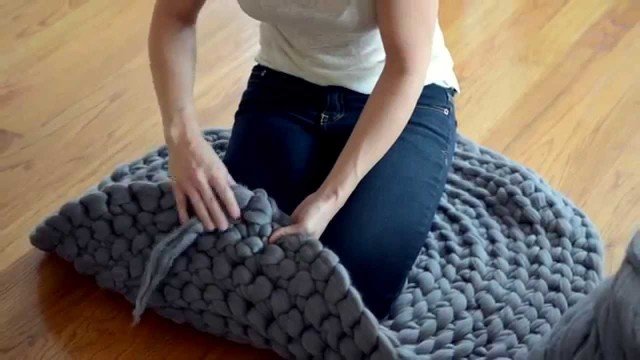 DIY No Sew Hand Crochet Rug Without Hook (Video)