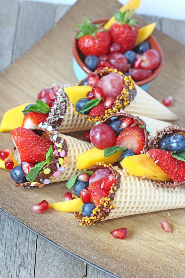 15 Fun Fruit Serving Ideas for Kids Party-DIY Chocolate Dipped Fruit Cone