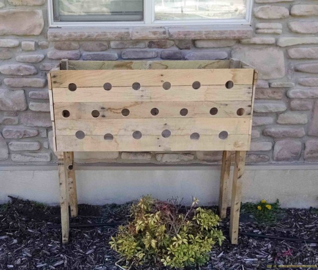 DIY Cascading Pallet Planter Box 