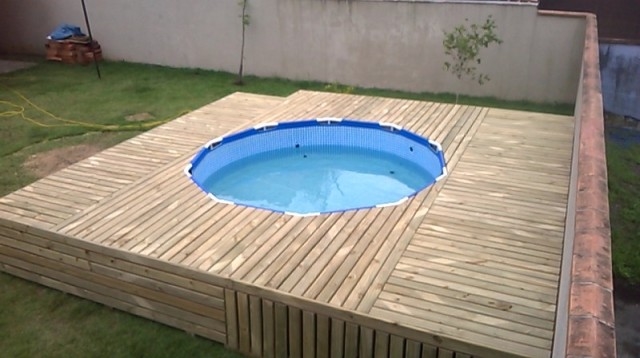 DIY Outdoor Floating Swimming Pool Deck